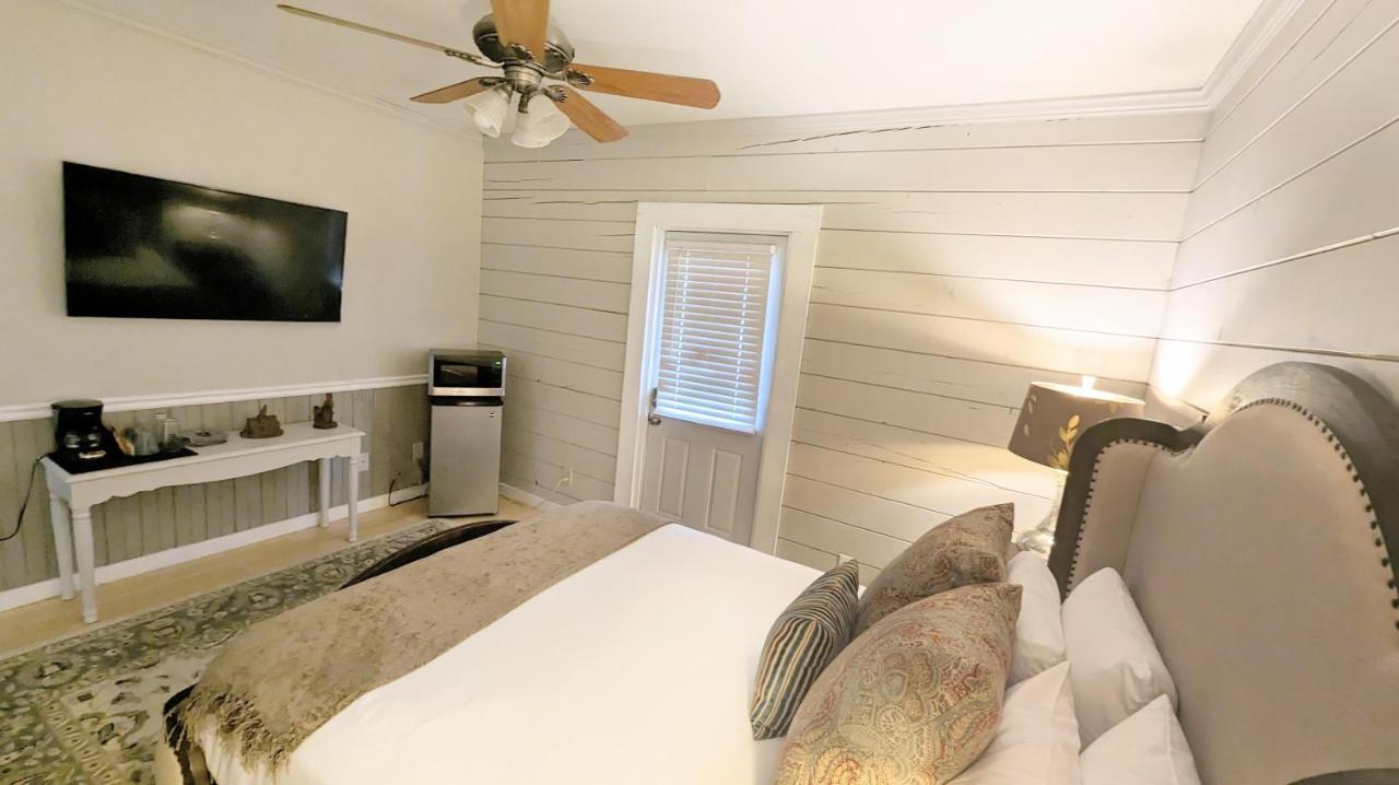 Barefoot Hills Hotel